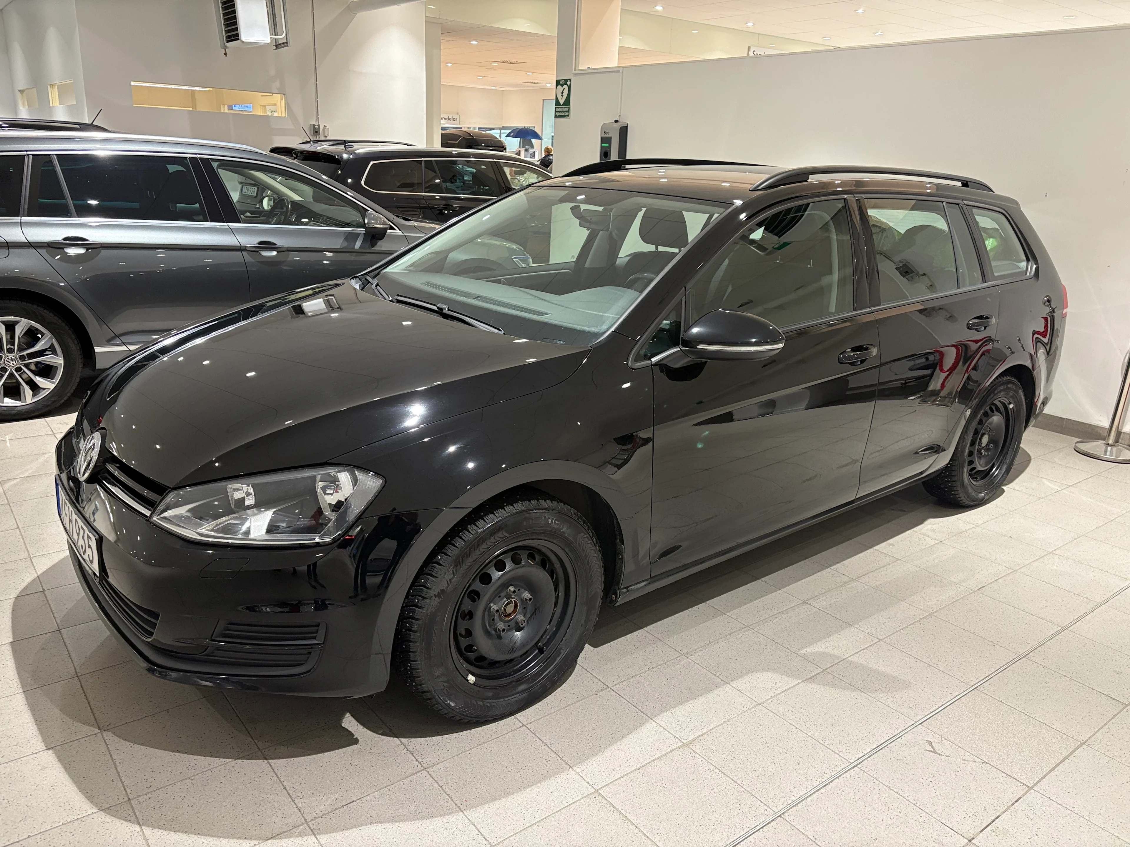 Svart volkswagen golf hos bilhandlare