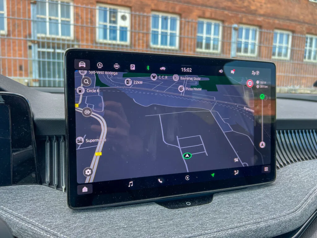 Närbild på infotainmentskärm i bil