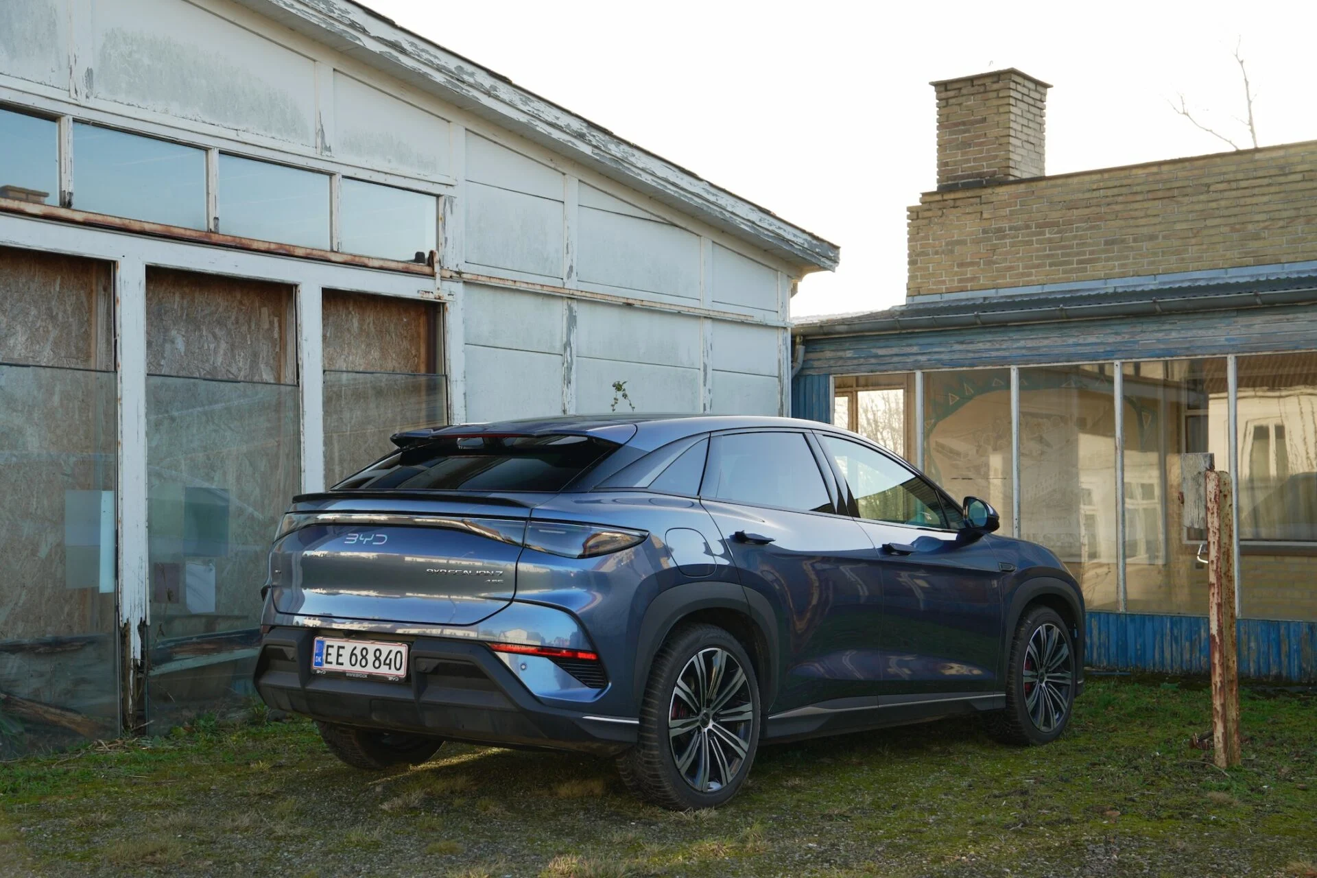 Mörk  BYD Sealion parkerad på bakgård