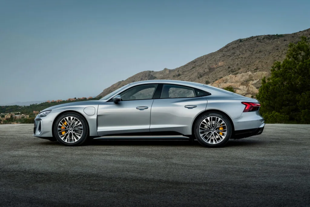 Silverfärgad Audi e-tron parkerad med berg i bakgrunden