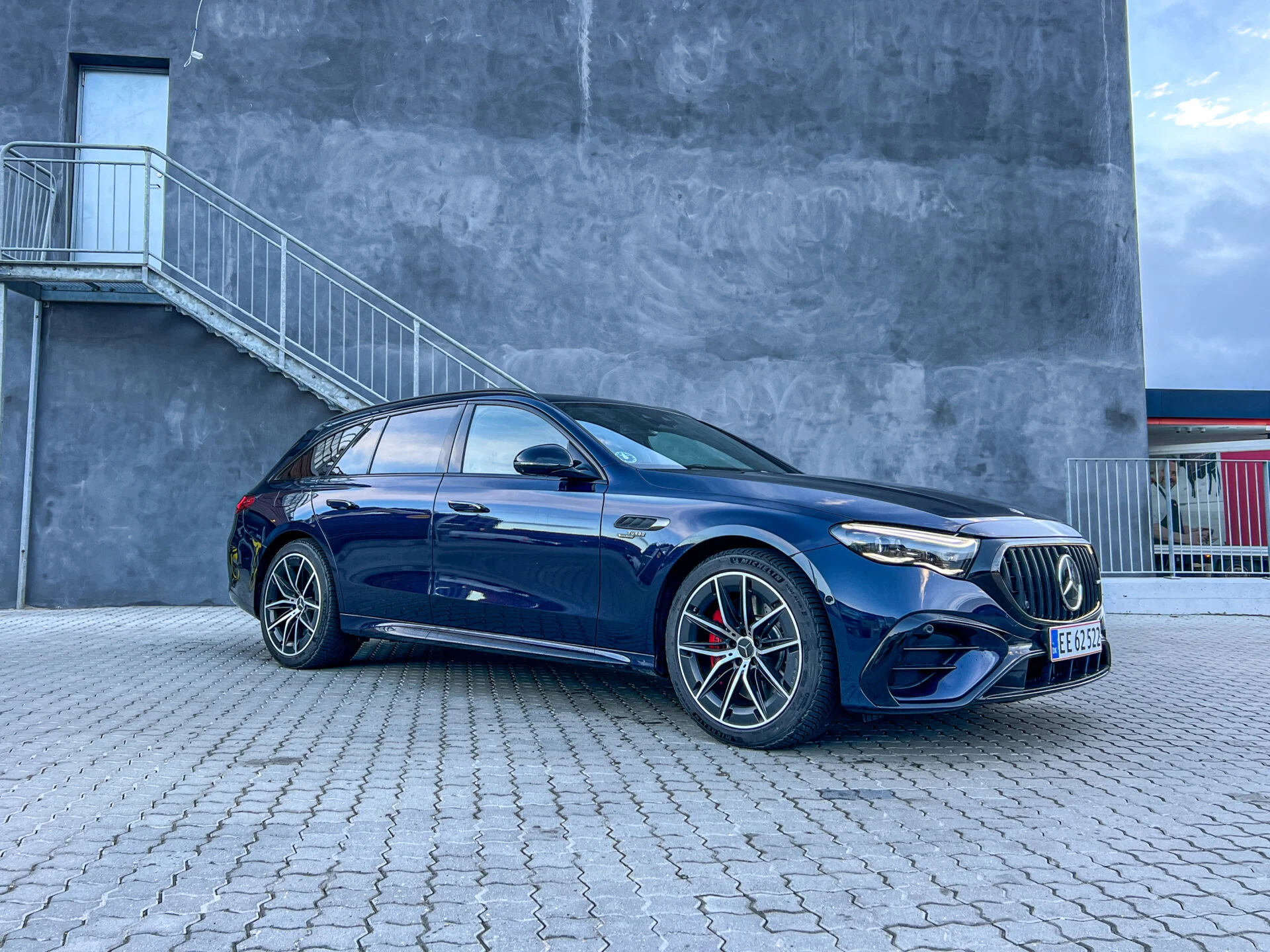 Blå Mercedes-AMG-E-53 framför stenbyggnad