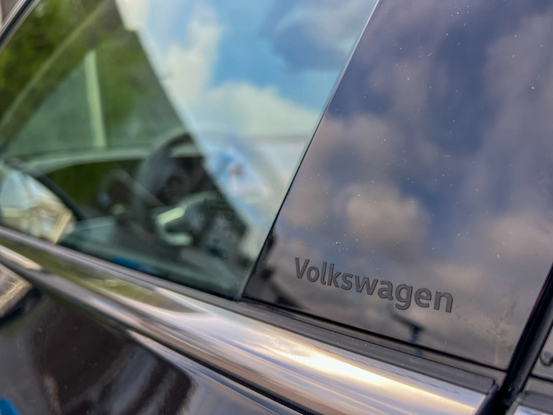 Närbild av fönster på volkswagen passat