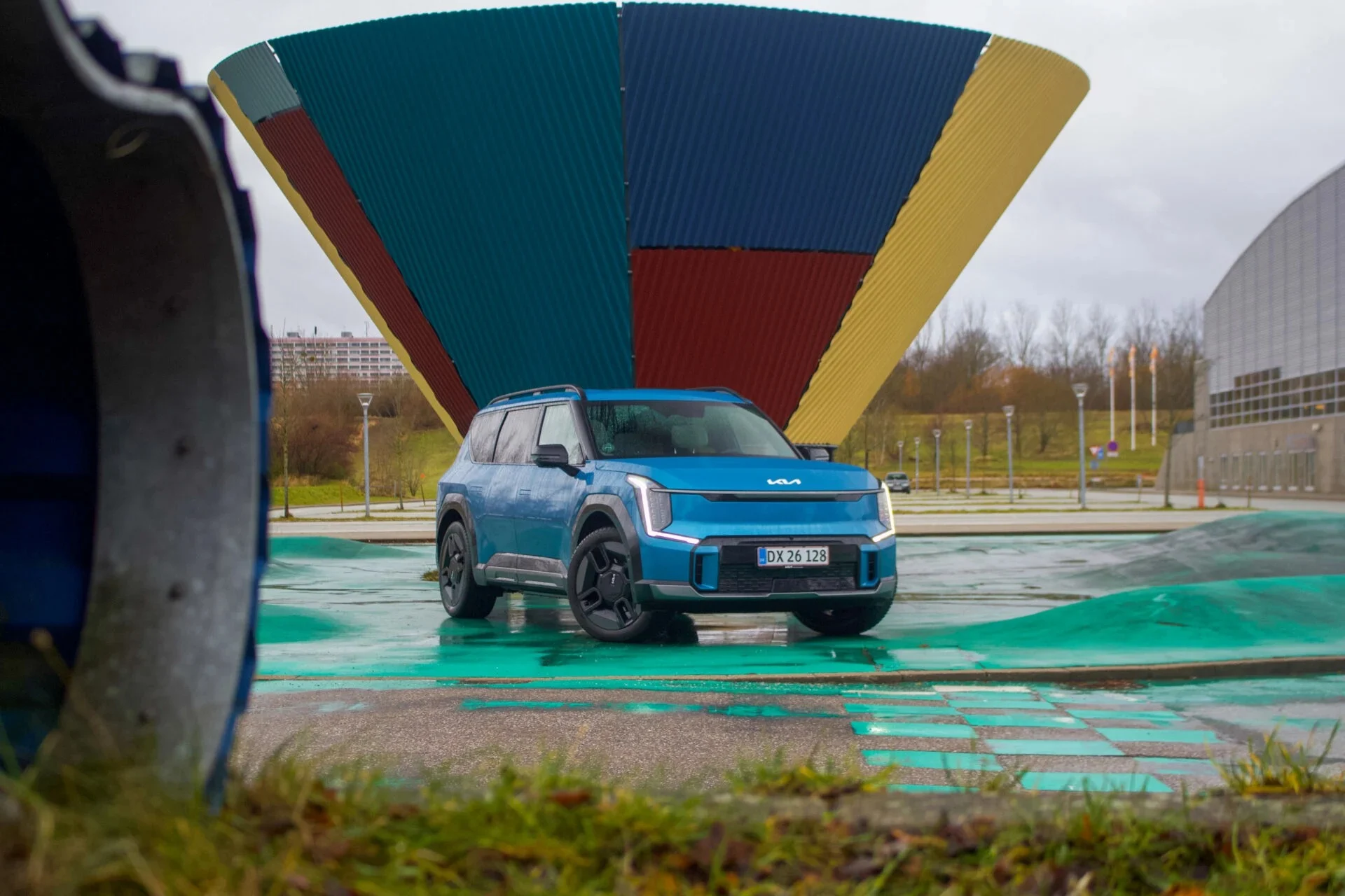 Kia fotat på håll framför konstverk