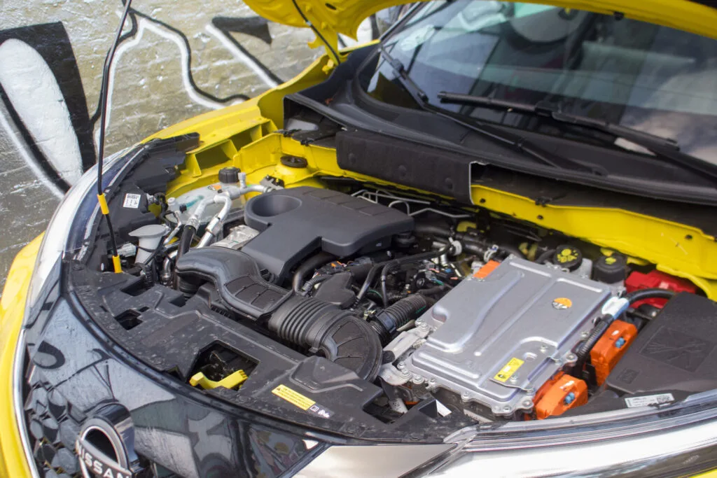 Motor i gul Nissan Juke
