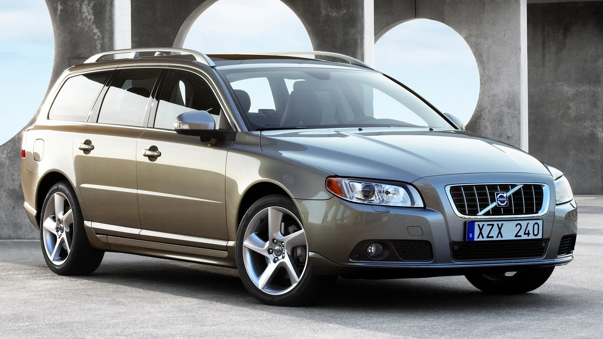 Brun Volvo V70 i parkeringsgarage