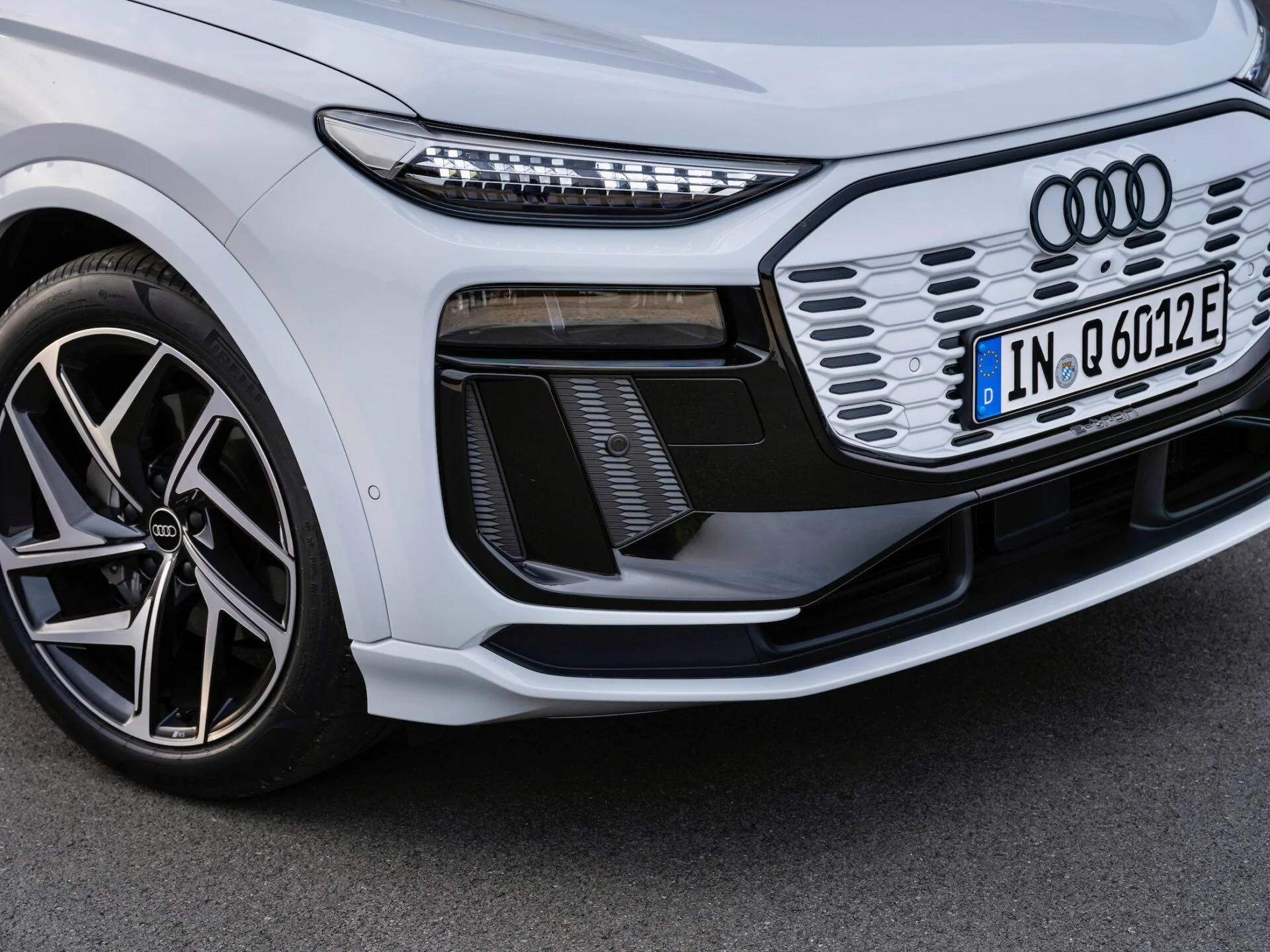 Audi Q6 E-Tron 22Glacier_white.jpg-1