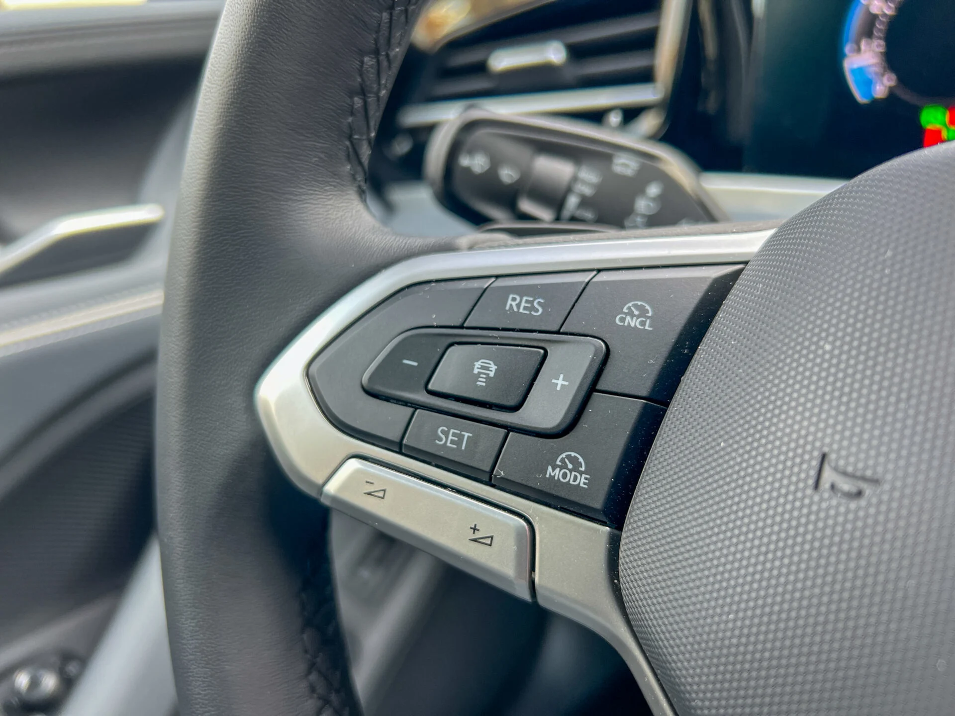 Närbild av knappar på bilratt 