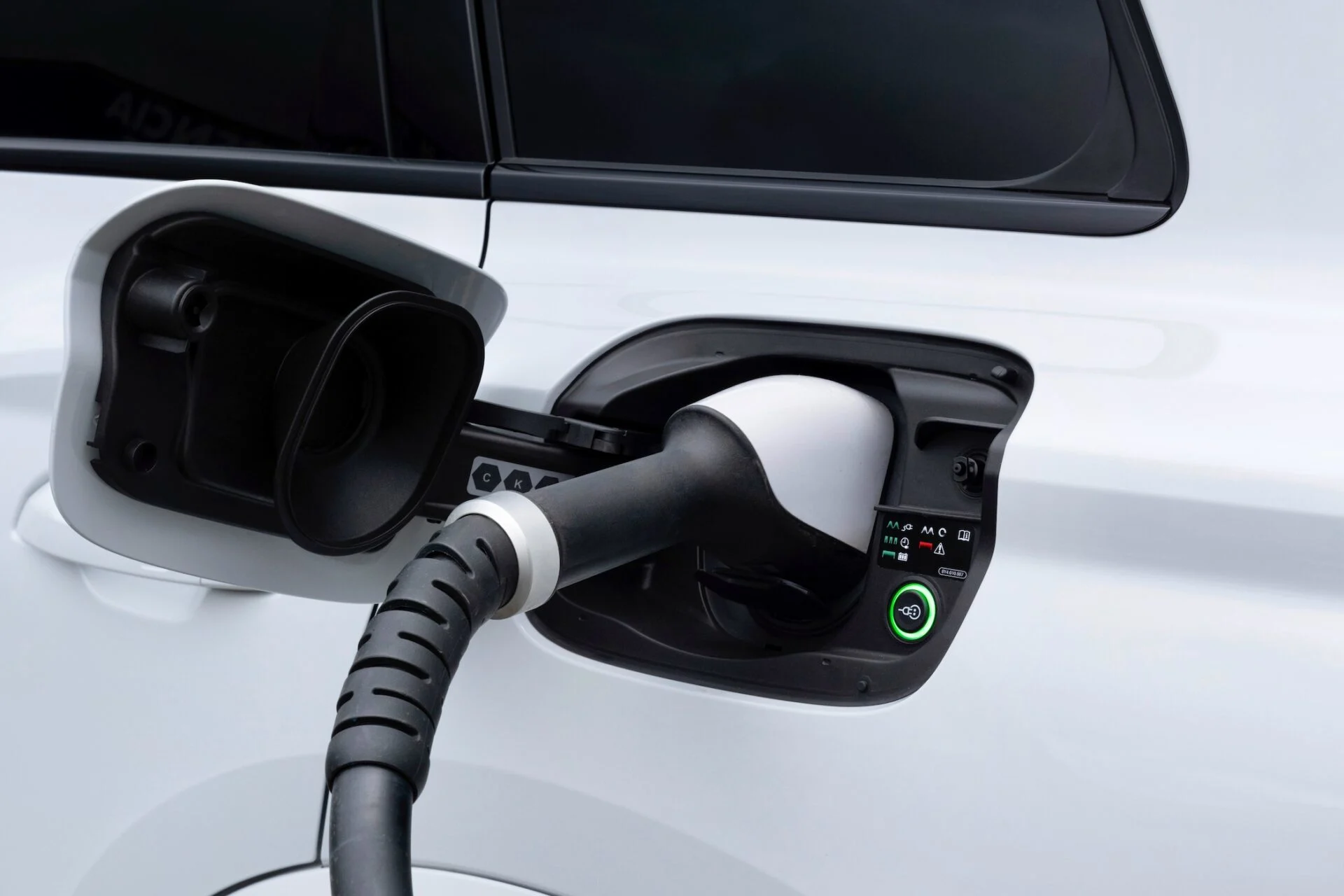 Audi Q6 E-Tron 42Glacier_white.jpg-1