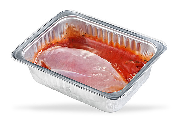 Med TraySkin® tilbyder Nemco en attraktiv emballageløsning til dine fødevarer, såsom kylling. En højtransparent skinfolie lægger sig over produktet og forhindrer 'drip-loss'. Produktet holdes derved på plads, og giver produktet en enestående præsentation.