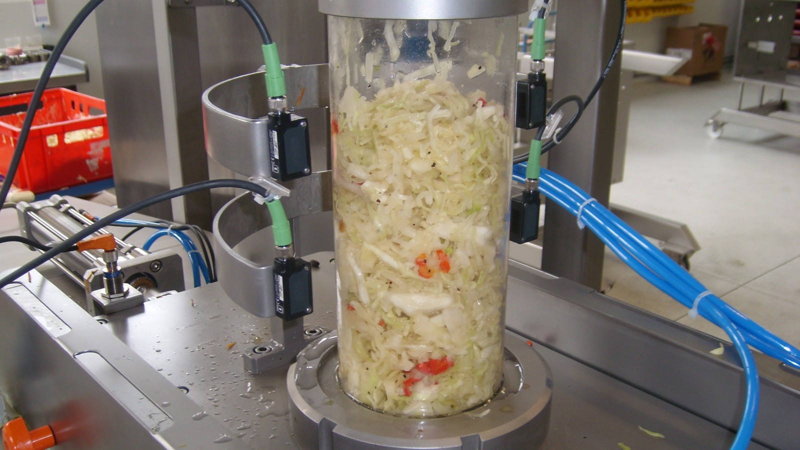Leonhardt SD til at dosere og fylde salat i bakker og emballage - doseringsmaskine til at dosere fødevarerprodukt i emballage - dosering af kød, og andre fødevarer - kaldes også fyldeanlæg og fyldemaskiner.