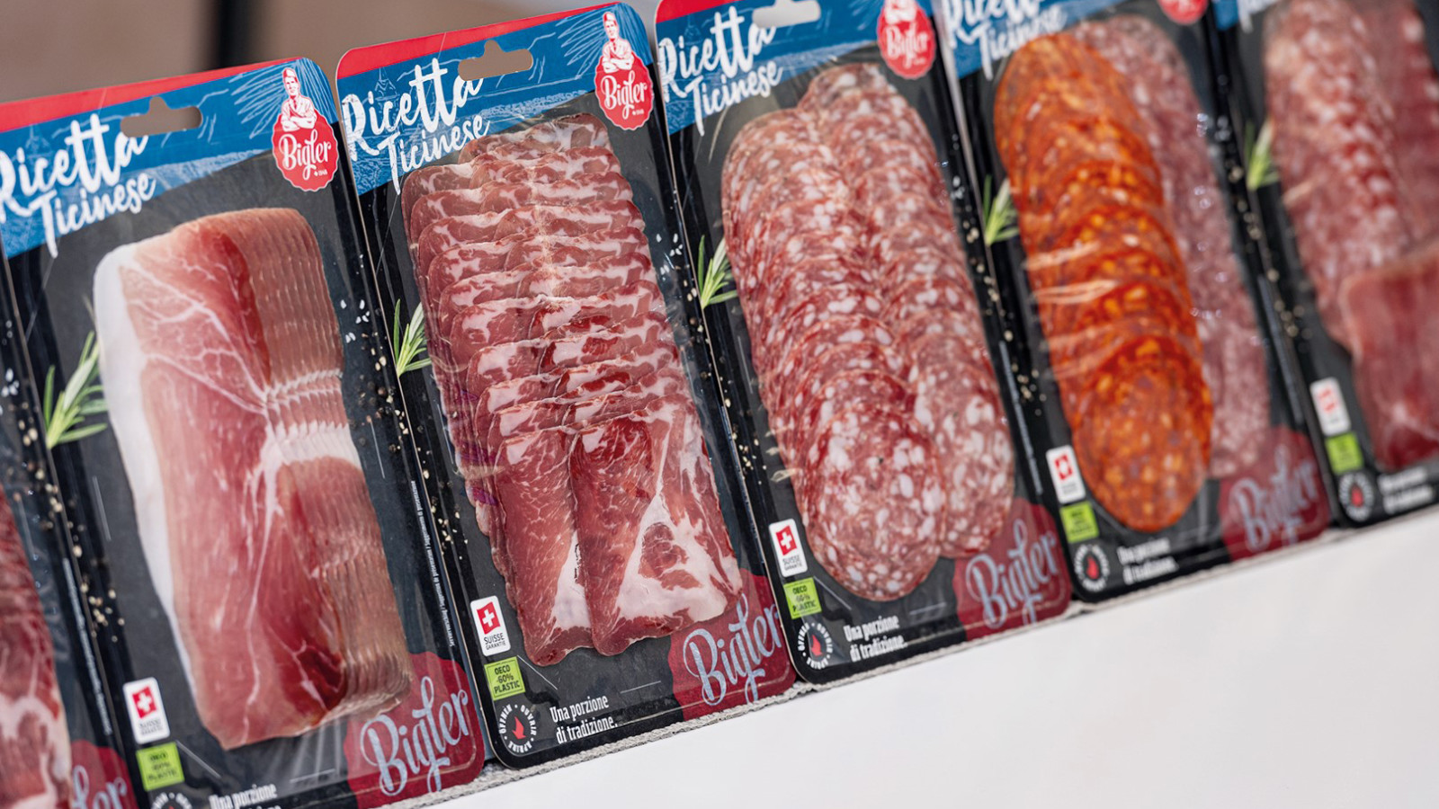 FlatMap fra Nemco er den perfekte løsning til at fremhæve produktet i køledisken. Vi har et bredt udvalg af kød emballage til f.eks. pølser, kød og salami, hvoraf flere af vores skin pack produkter er genanvendelige eller plastreduceret.
