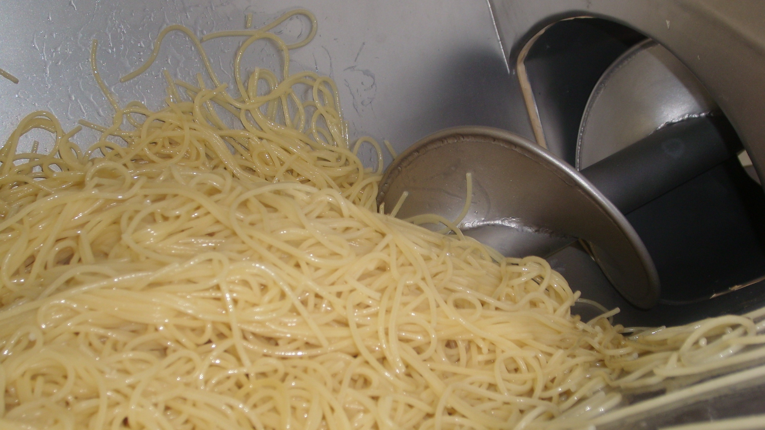 Leonhardt SD til at dosere og fylde pasta i bakker og emballage - doseringsmaskine til at dosere fødevarerprodukt i emballage - dosering af kød, og andre fødevarer - kaldes også fyldeanlæg og fyldemaskiner. Perfekt til kantiner, producent af take-away eller færdigretter og storkøkkener.