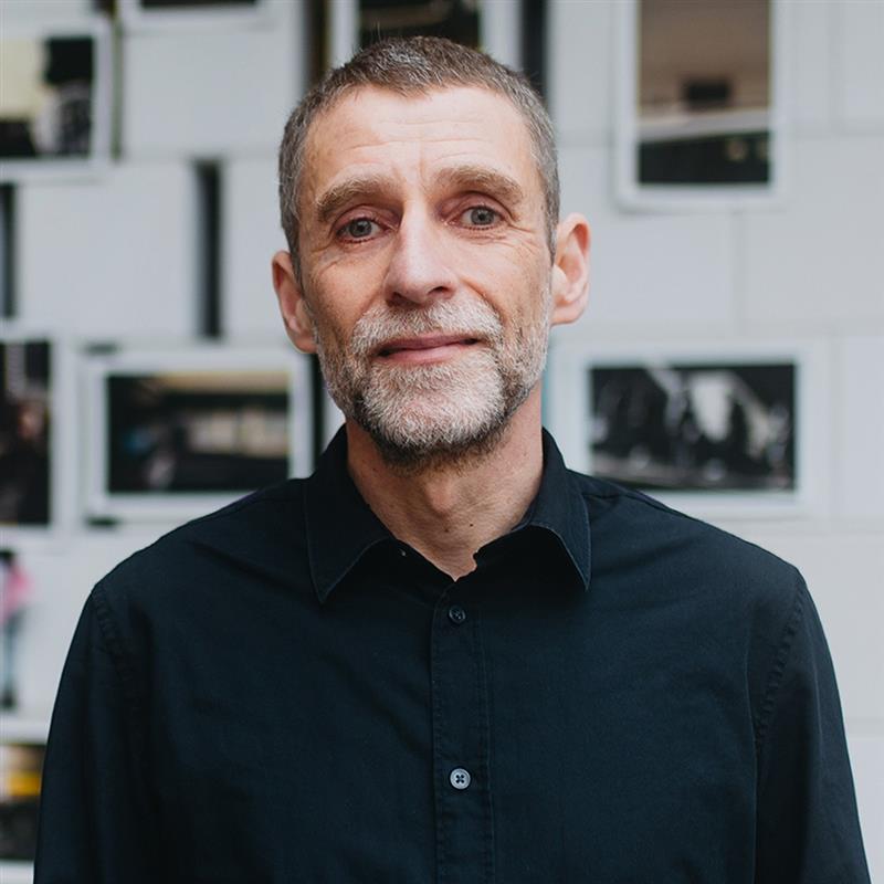 Christian Thron wird „Head of AI” der Scholz & Friends Family 
Die Scholz & Friends Family bündelt ihre zahlreichen AI-Aktivitäten und schafft die neue Position des „Head of AI” – mit Fokus auf Workflows, Agentic AI und skalierbarer Wertschöpfung. Diese Rolle übernimmt Christian Thron, langjähriger Managing Director und Digitalexperte von deepblue networks, einer auf Digital- und Technologiethemen spezialisierten Agentur innerhalb der Scholz & Friends Family. Damit wechselt Christian Thron von deepblue networks in die Führung der Scholz & Friends Family.
