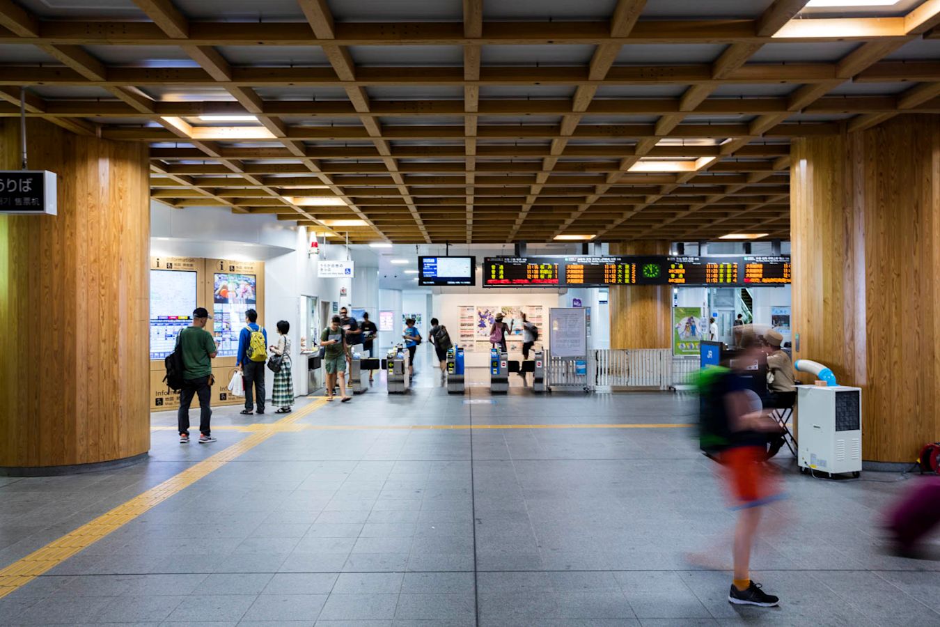 Interior de JR Nara Station con paneles de horarios y viajeros