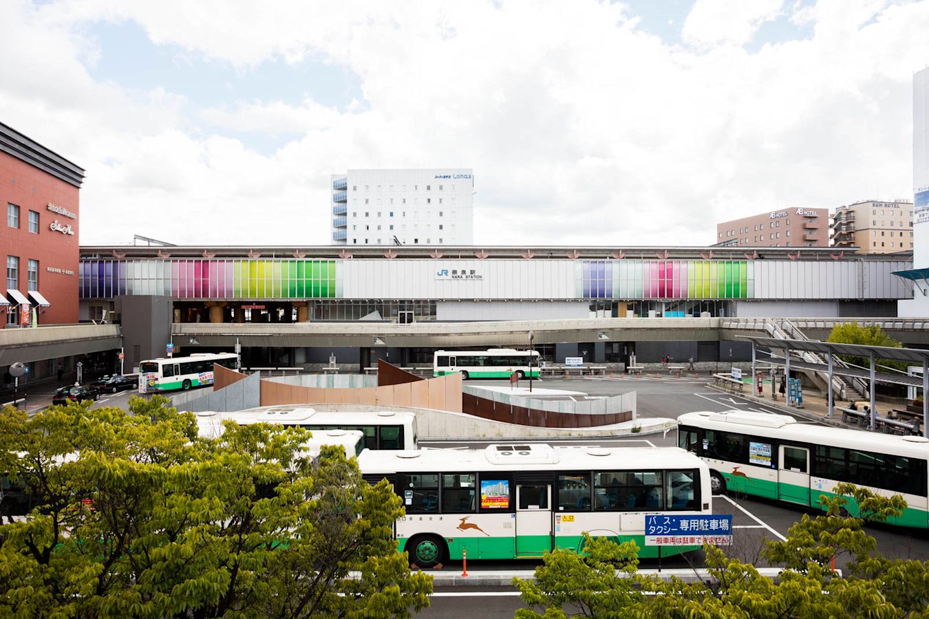 JR Nara Station con buses urbanos frente a la estación
