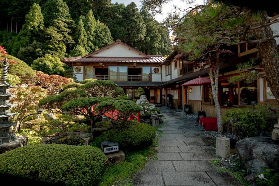 Koryokuen Nishisei Official Nara Travel Guide - 
