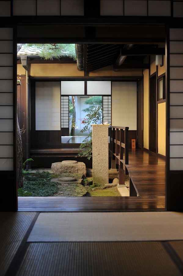 Jardín interior y pasillo de una casa machiya en Naramachi