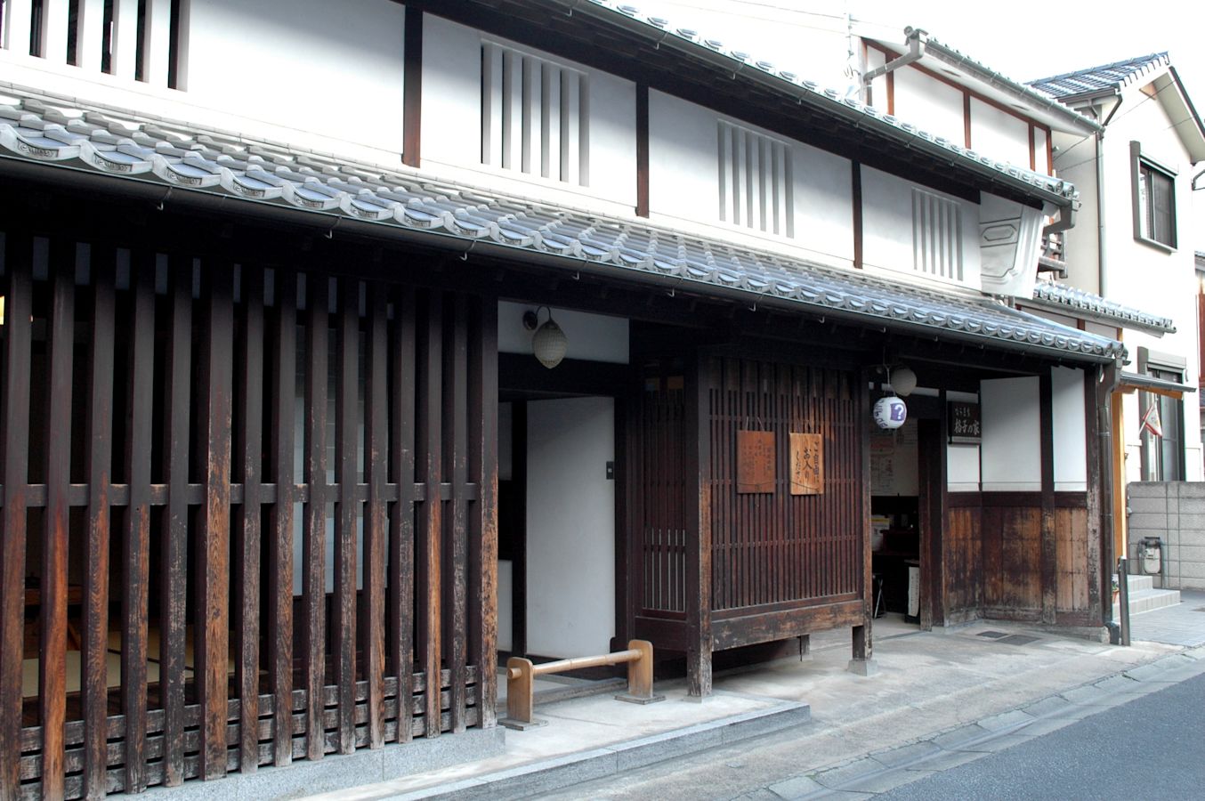 Fachada tradicional de Naramachi Koshi-no-Ie en Nara