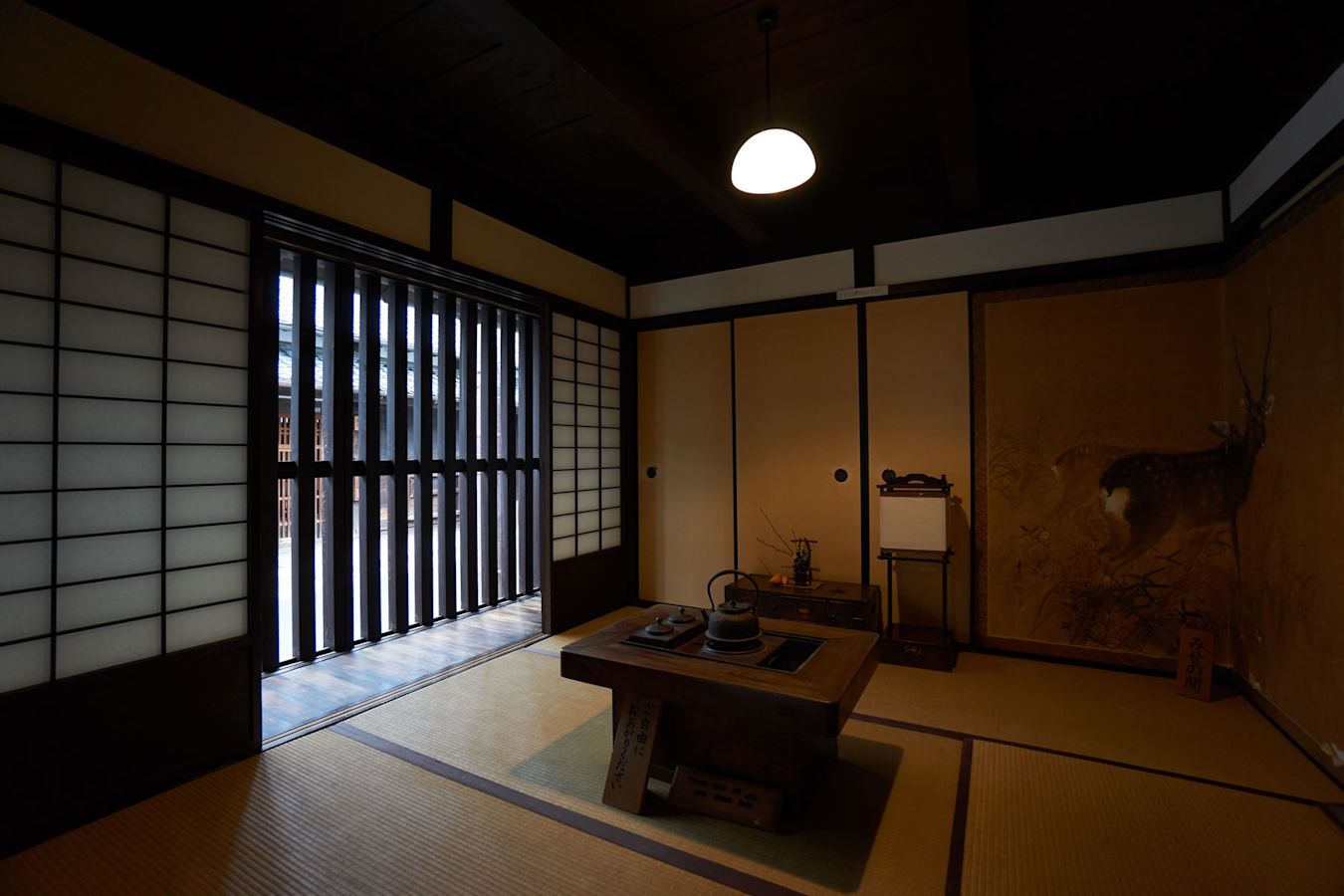 Interior de casa machiya en Naramachi con tatami y celosías