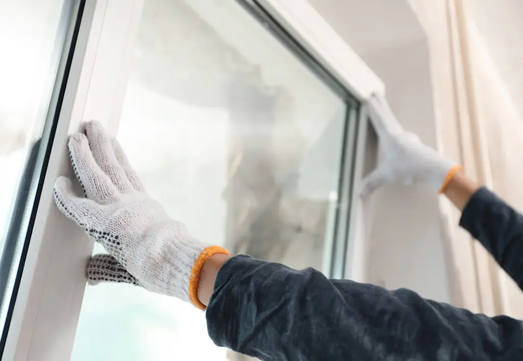 Fitting glazing in window (1)