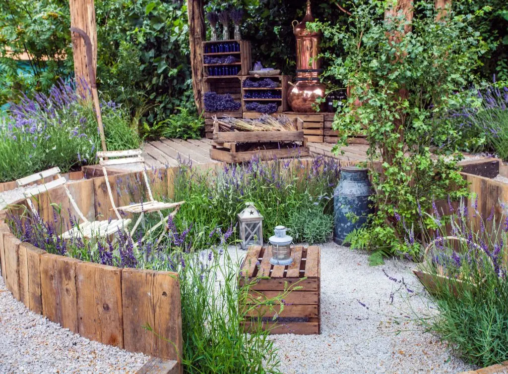 Pallet fence boundary idea for an English garden