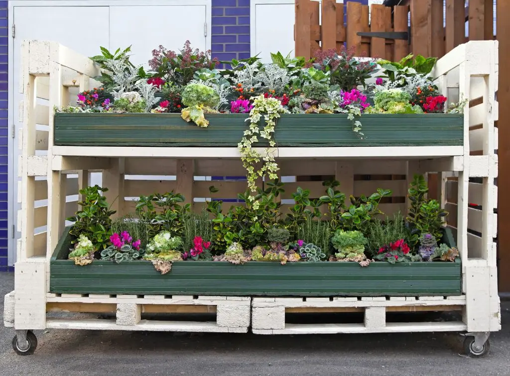 Bulky plant holders made from wood pallets