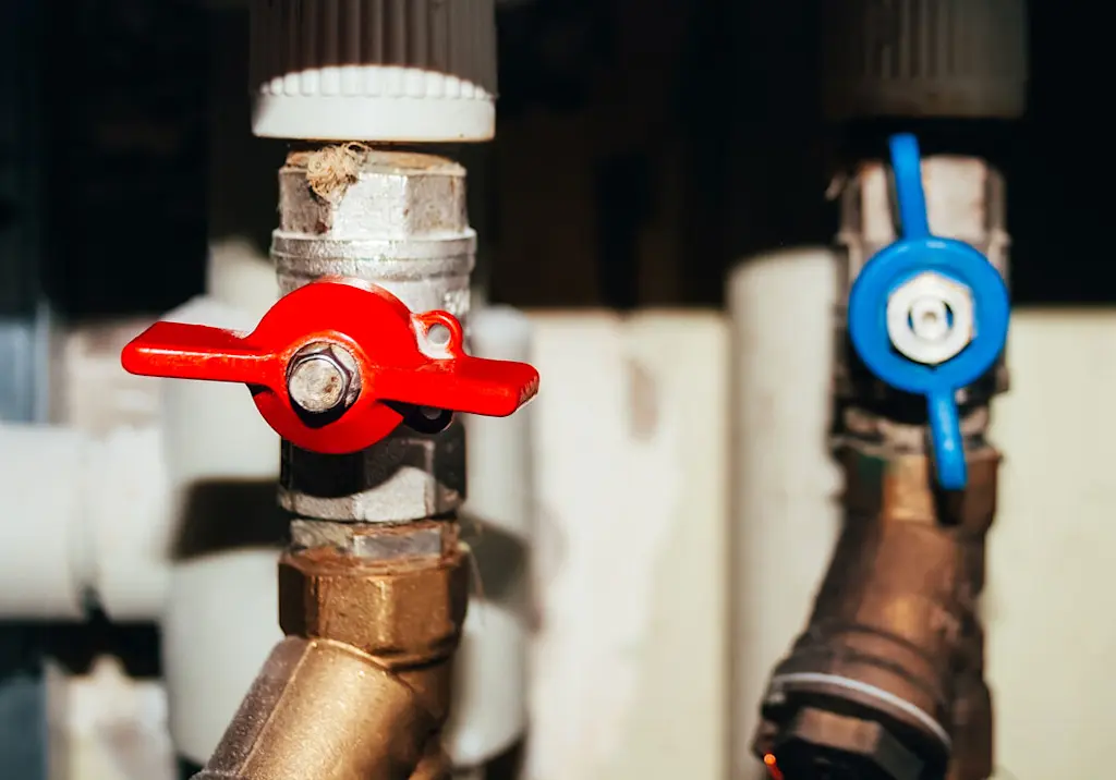 red-blue-shut-off-valves-plumbing