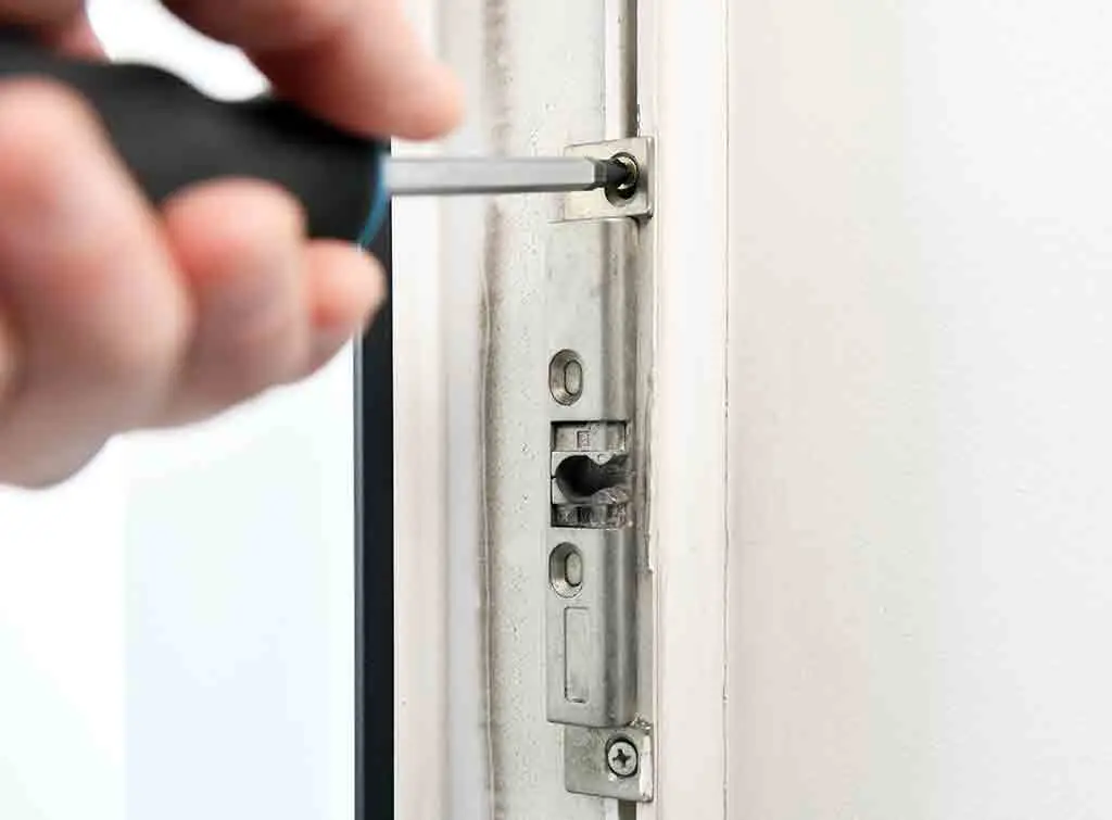 Fitting of an internal door