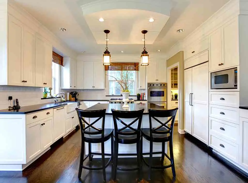 Traditional open plan kitchen diner