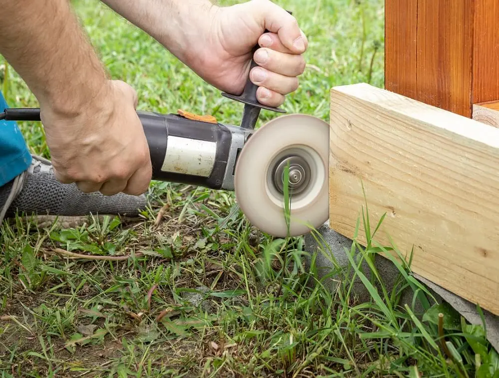 https://www.checkatrade.com/blog/wp-content/uploads/2025/02/fixing-a-broken-fence-slat.jpeg