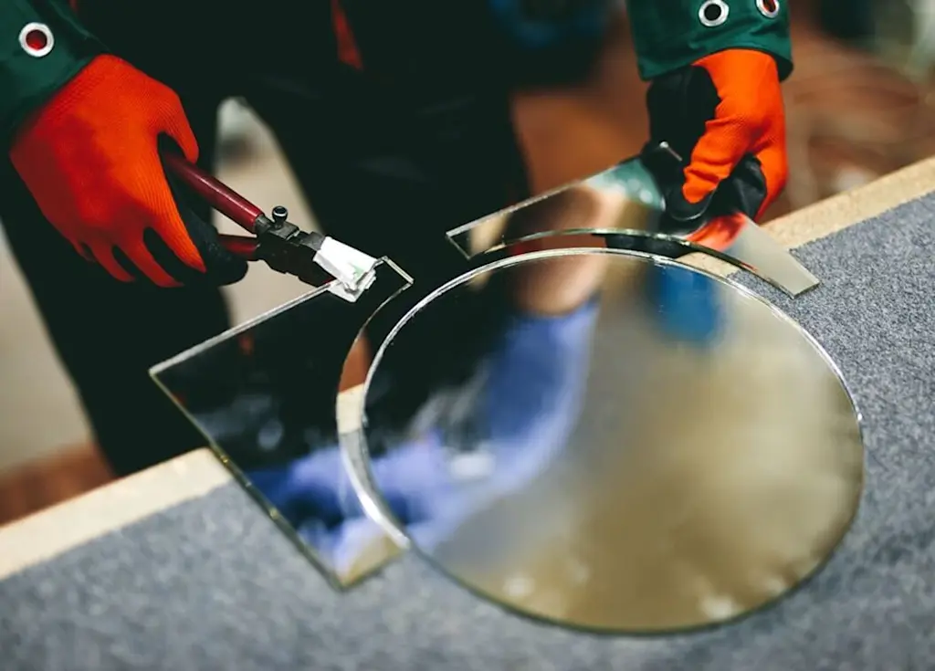 Cutting mirrored glass