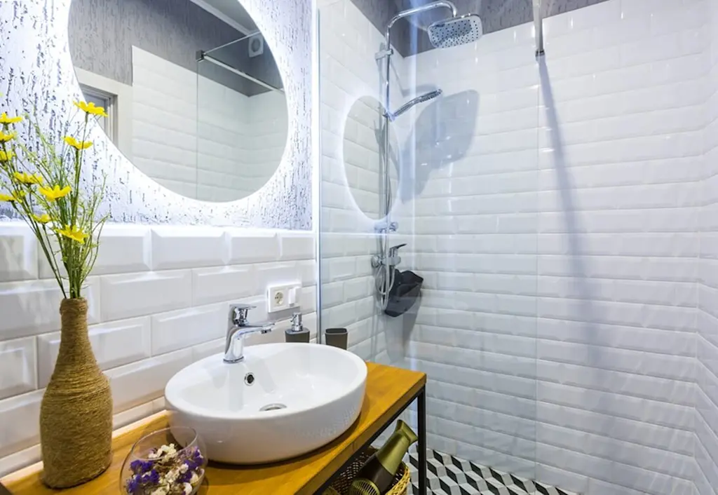 Small wet room with white tiles