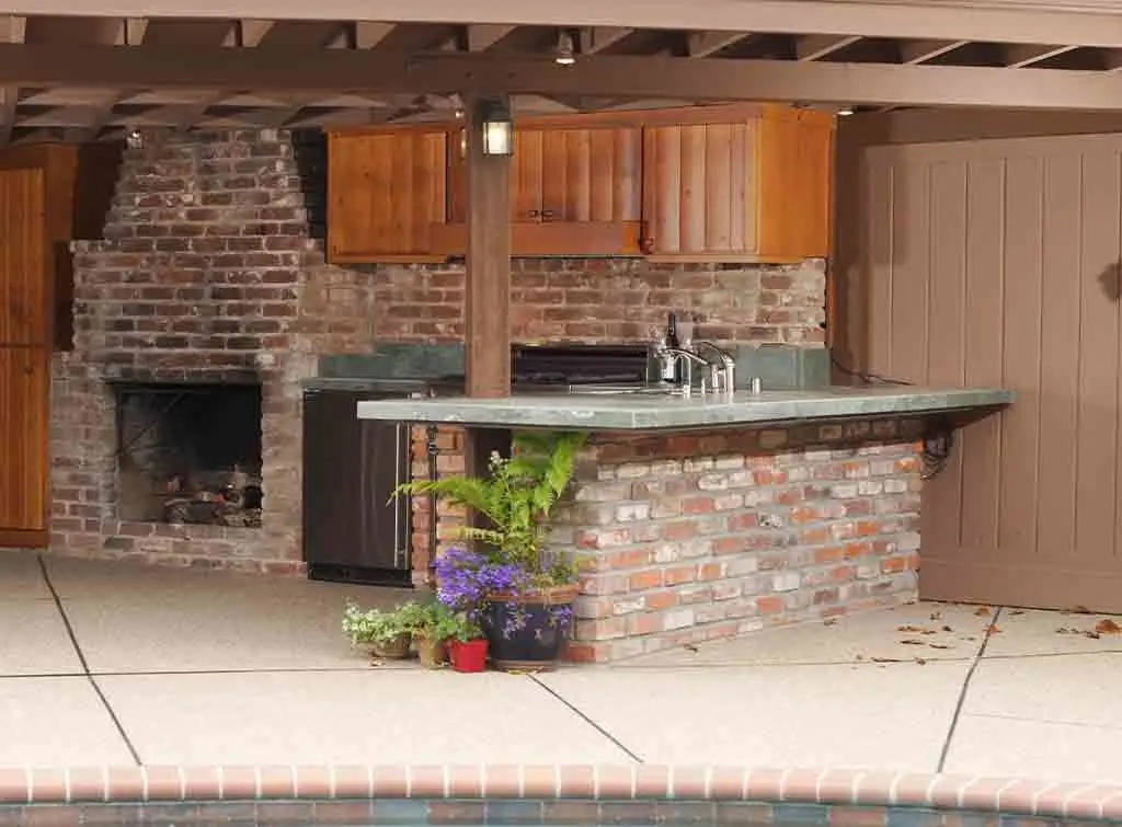 combine different materials in garden shelter ideas
