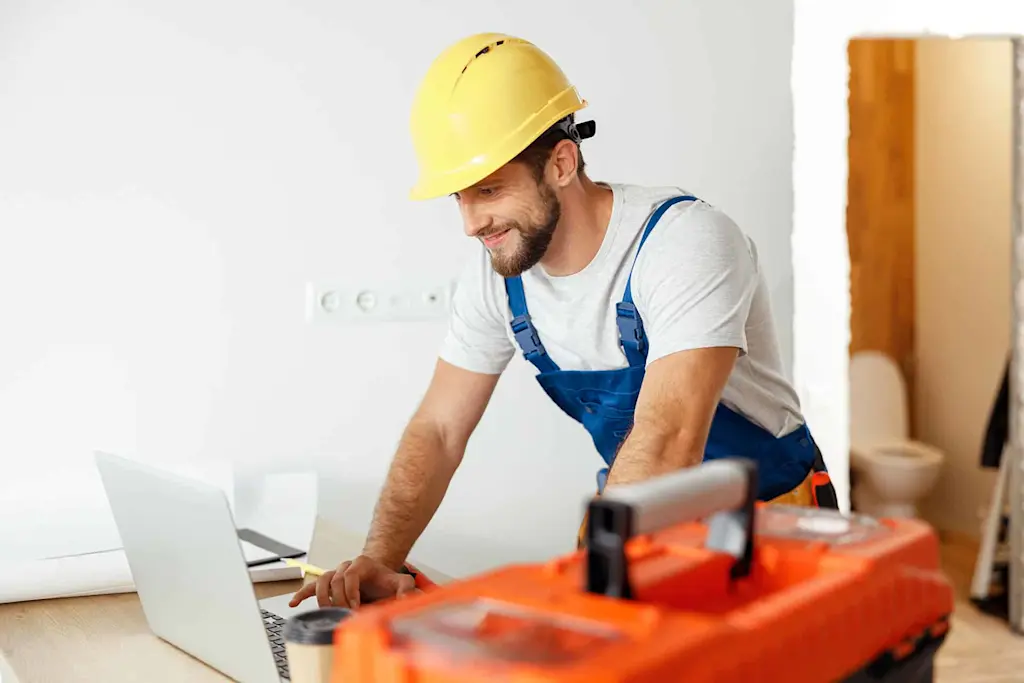 https://www.checkatrade.com/blog/wp-content/uploads/2024/09/day-rate-v-hourly-rate-assessing.jpg