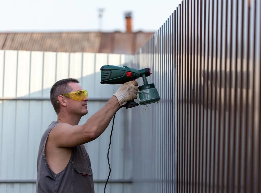 https://www.checkatrade.com/blog/wp-content/uploads/2022/03/Fence-painting-1.jpg