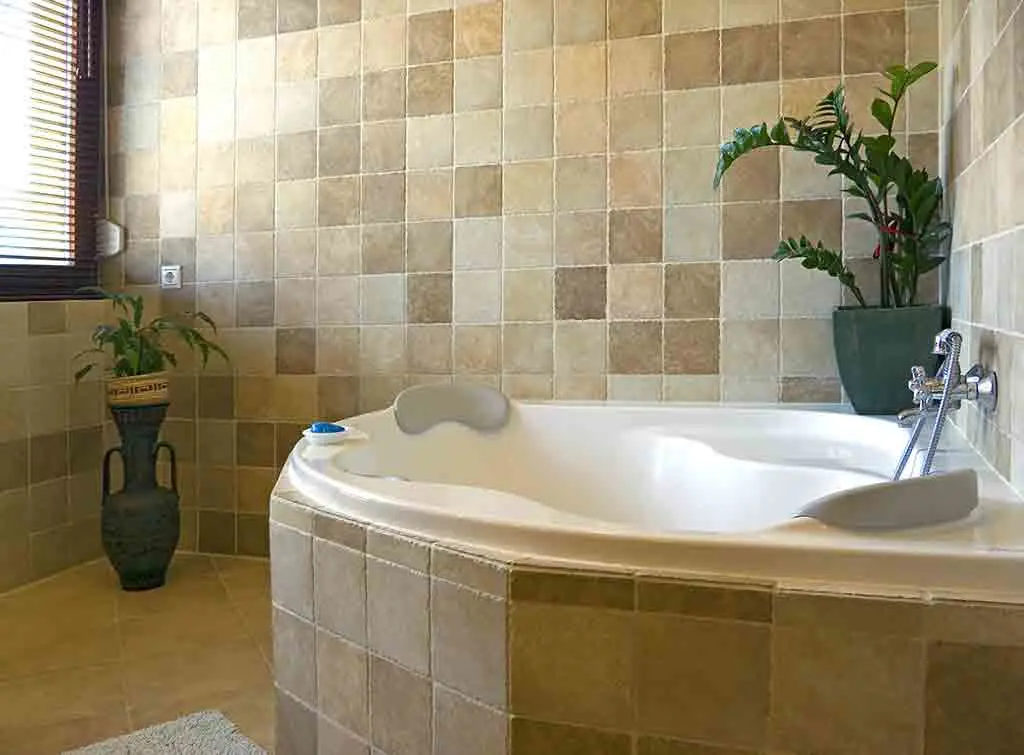 Traditional design ideas for a corner bath