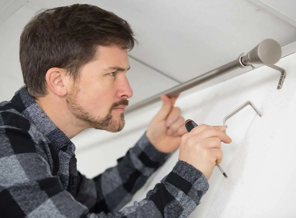 How to put up curtain pole