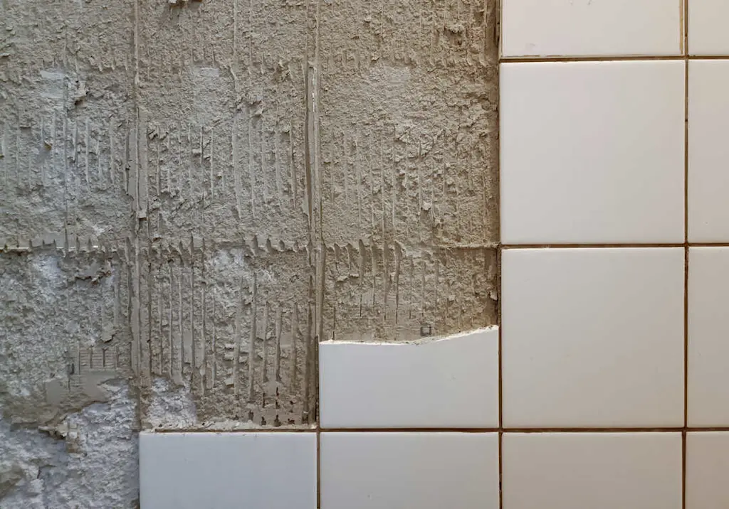 tile-adhesive-comb-marks-wall-closeup