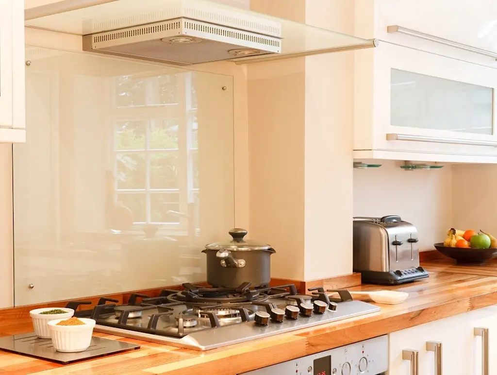 Glass splashback behind hob
