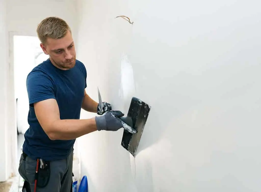 How much does a plasterer earn?