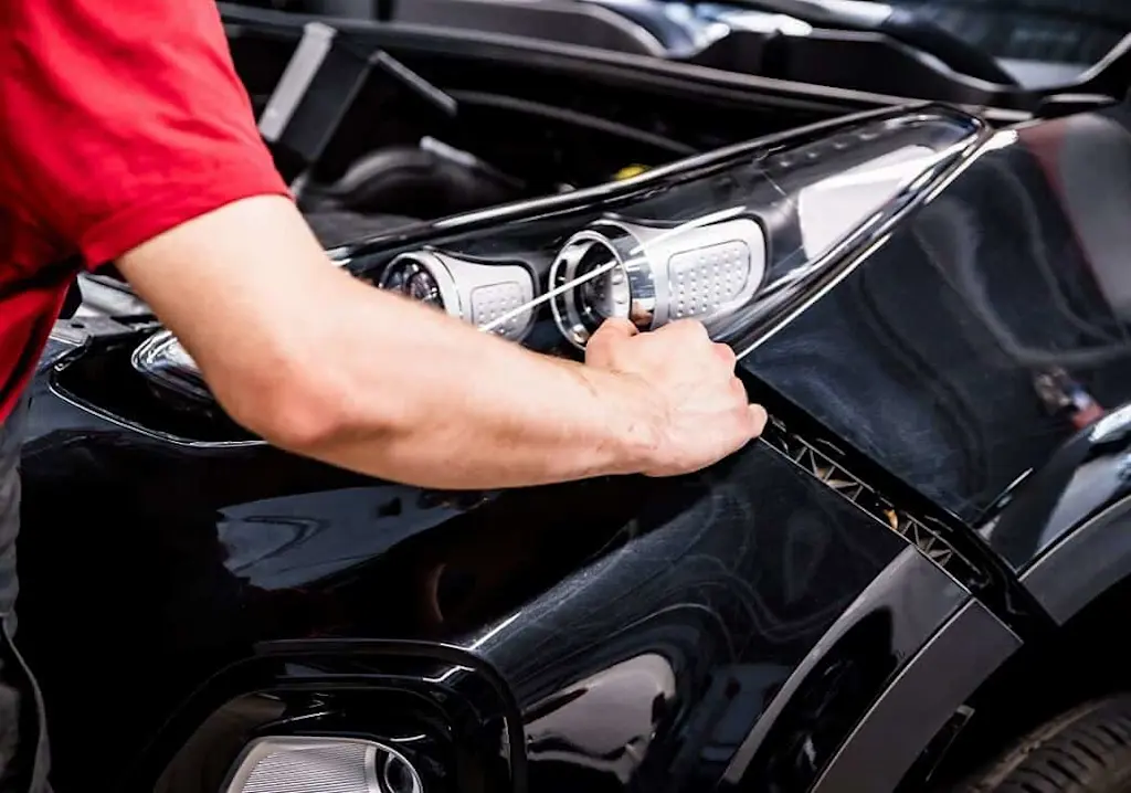 mechanic-carrying-out-bumper-repair