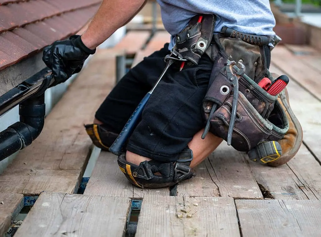 https://www.checkatrade.com/blog/wp-content/uploads/2024/05/trade-roofer-carrying-tools.jpg
