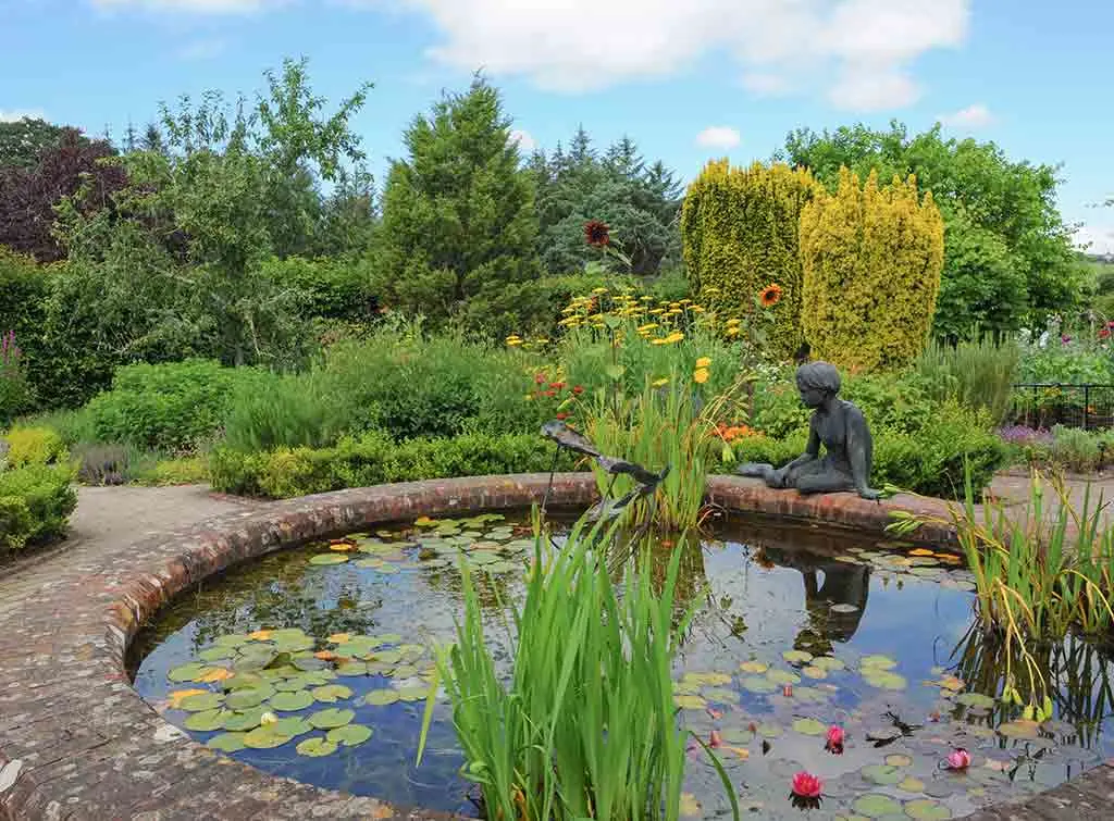 https://www.checkatrade.com/blog/wp-content/uploads/2021/04/Brick-bordered-pond-design.jpg