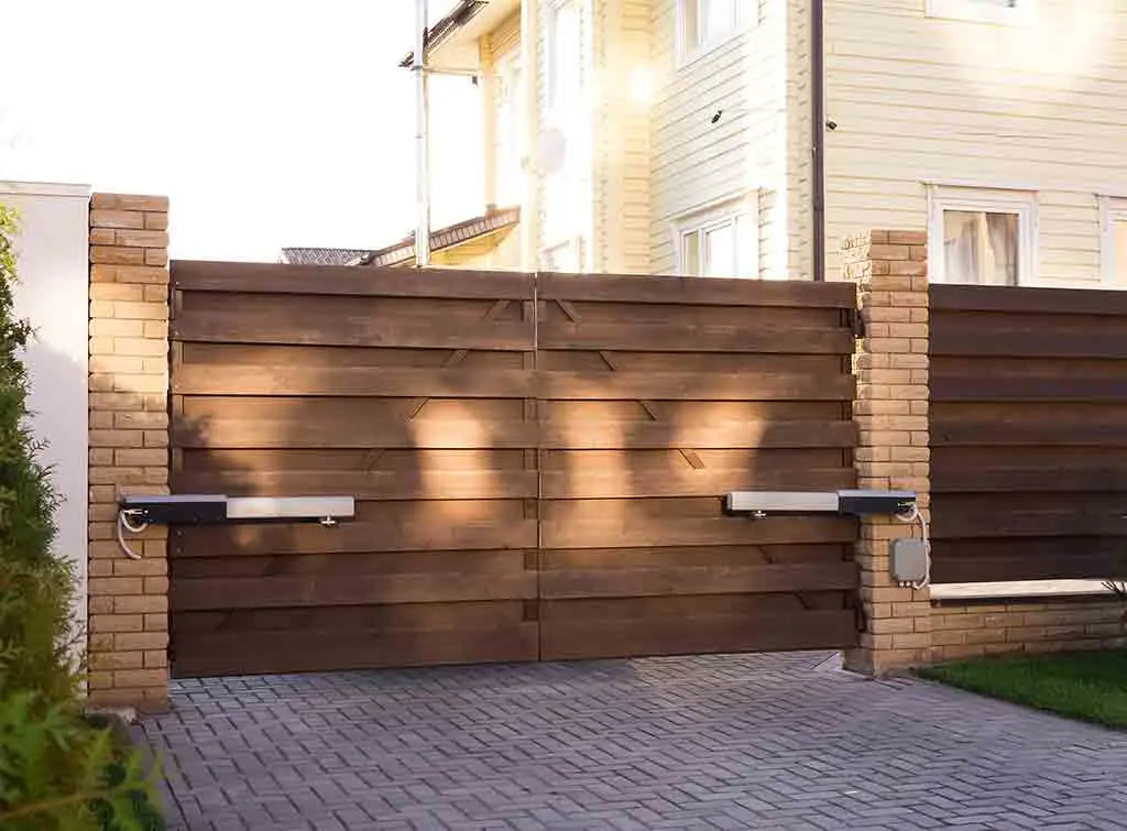 Swinging driveway gate