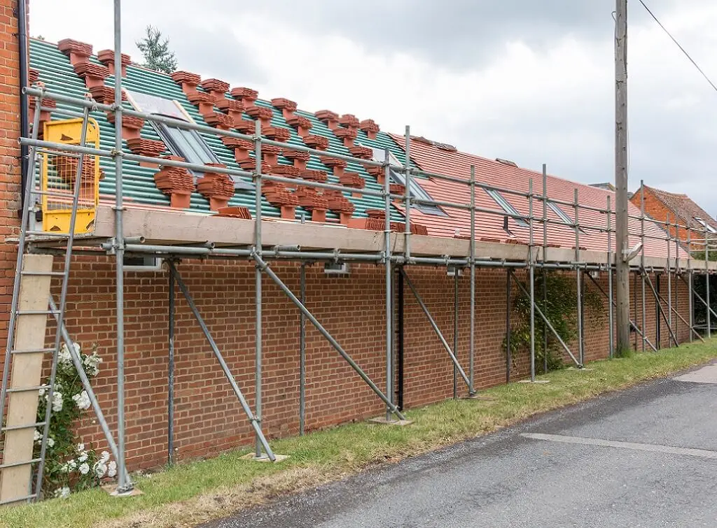 https://www.checkatrade.com/blog/wp-content/uploads/2020/09/scaffolding-cost-for-roofing-work.jpeg
