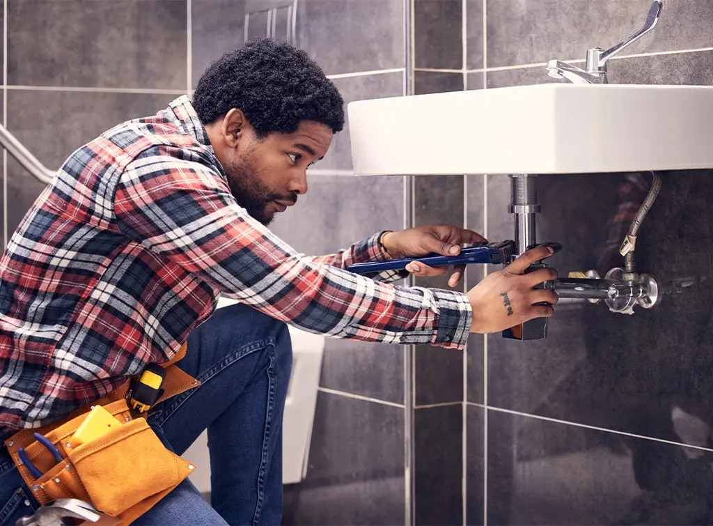 https://www.checkatrade.com/blog/wp-content/uploads/2024/04/3-how-to-become-a-pipefitter.jpg
