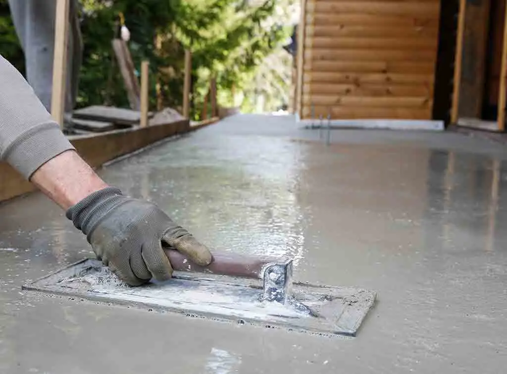 Leveling floor screeding
