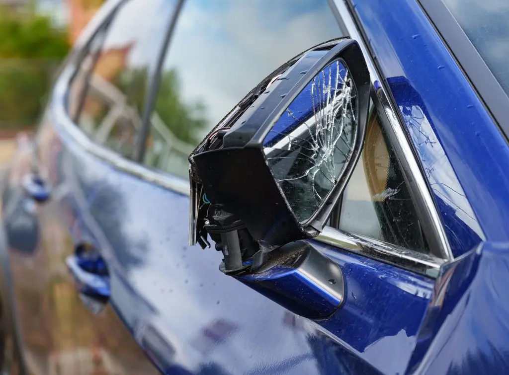 smashed-car-wing-mirror