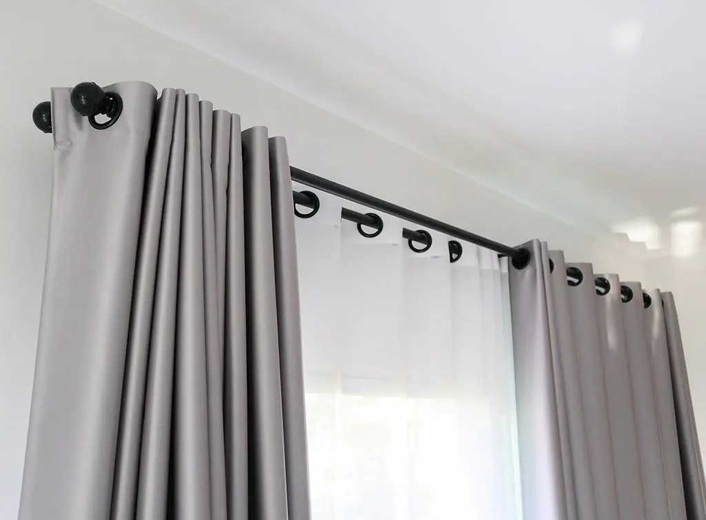 https://www.checkatrade.com/blog/wp-content/uploads/2023/09/curtain-maker.jpg