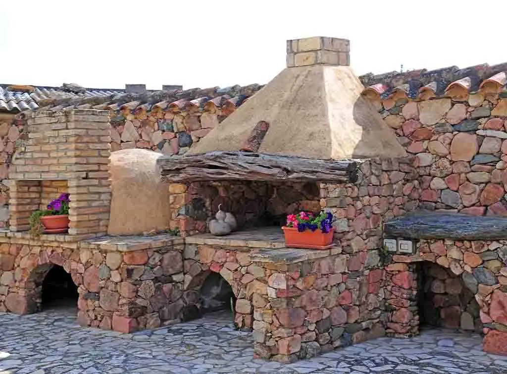 https://www.checkatrade.com/blog/wp-content/uploads/2022/03/BBq-Built-1.jpg